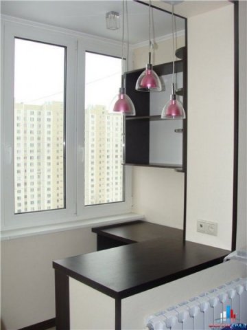 Panneaux de particules stratifiés dans la décoration de la loggia