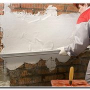 Voyons comment plâtrer un mur de briques