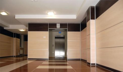 Profil en aluminium face au design du hall et du couloir