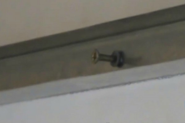 Fixation du bouclier du boulon d'expansion - clous