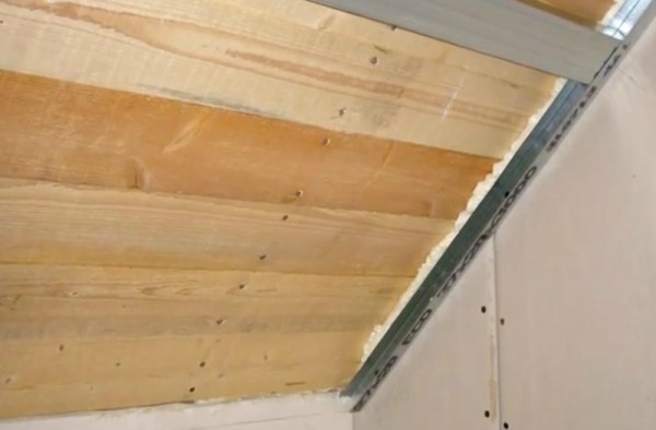 Profil de guidage des pièces inclinées