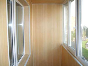 Couvrir la loggia avec une doublure en plastique Couvrir la loggia avec une doublure en plastique