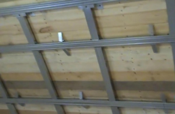 Vue générale du cadre fini de la pièce inclinée