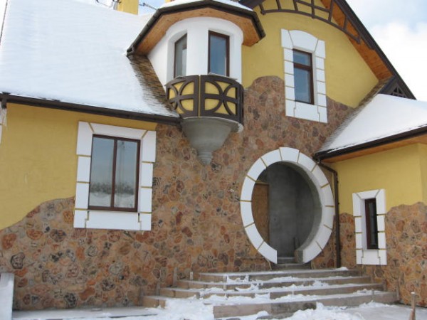 Décoration de fenêtres avec du plâtre décoratif Décoration de fenêtres avec du plâtre décoratif