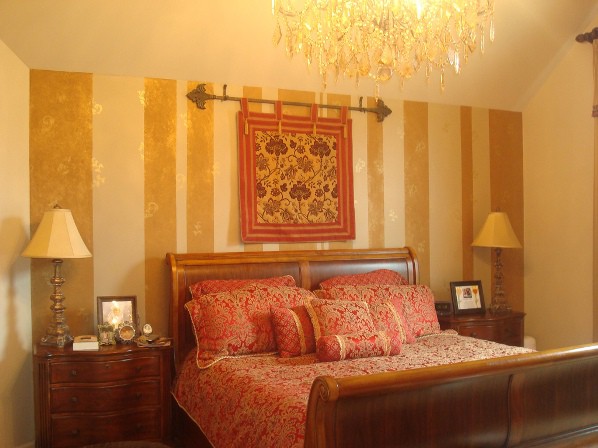 Bande verticale dans une pièce avec un plafond bas Bande verticale dans une pièce avec un plafond bas