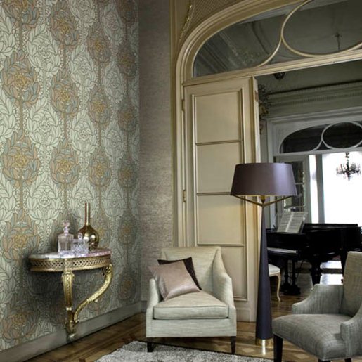 Grand motif de papier peint dans une pièce haute Grand motif de papier peint dans une pièce haute