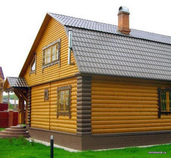 Finition de la façade de la maison avec du bois. Maison de bloc Finition de la façade de la maison avec du bois. Maison de bloc