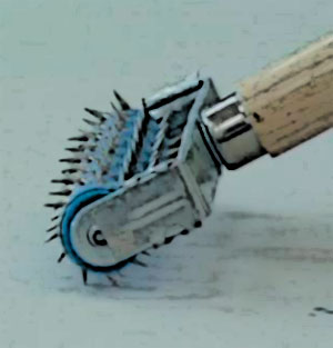 Nous utilisons un rouleau à aiguille et faisons des trous dans le matériau Nous utilisons un rouleau à aiguille et faisons des trous dans le matériau