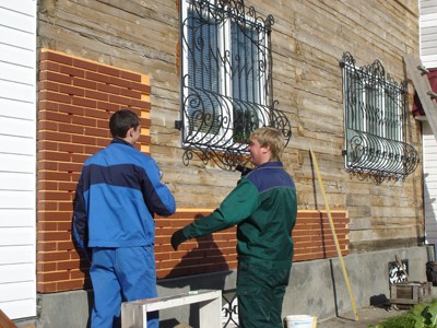 Installation de panneaux avec des tuiles de clinker sur la façade de la maison Installation de panneaux avec des tuiles de clinker sur la façade de la maison