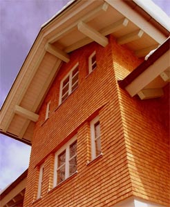 Garniture de façade avec bardeaux en cèdre canadien rouge Garniture de façade avec bardeaux en cèdre canadien rouge