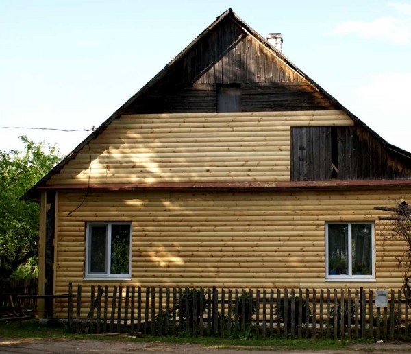 Finir une maison en bois avec une maison en bloc Finir une maison en bois avec une maison en bloc