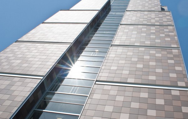 Le bâtiment est bordé de panneaux thermiques en céramique