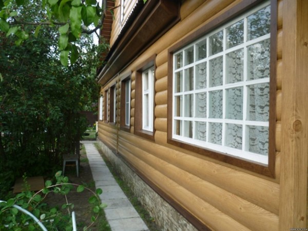Façade d'une maison en rondins