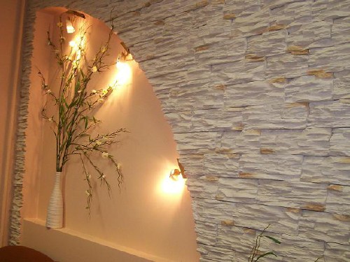 Une combinaison intéressante d'éclairage avec une pierre décorative Une combinaison intéressante d'éclairage avec une pierre décorative