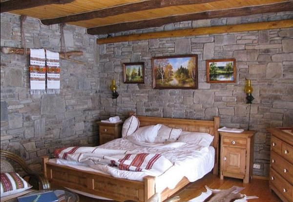 Papier peint avec placage de pierre dans une maison en bois Papier peint avec placage de pierre dans une maison en bois