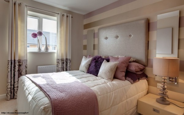 Papier peint à rayures collé sur le mur Papier peint à rayures collé sur le mur