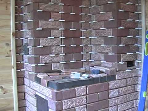 Carreaux de terre cuite dans le travail avec des carrés de cloisons sèches Carreaux de terre cuite dans le travail avec des carrés de cloisons sèches