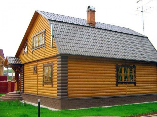 On dirait une façade bordée d'une maison en blocs de bois On dirait une façade bordée d'une maison en blocs de bois