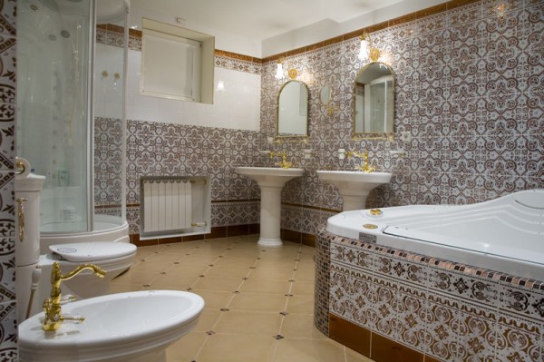Salle de bain dans une maison en brique Salle de bain dans une maison en brique
