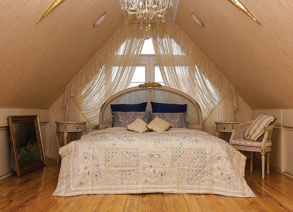 Doublure du grenier avec placoplâtre Doublure du grenier avec placoplâtre