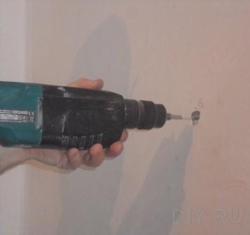 Faites un trou dans le foin avec un perforateur Faites un trou dans le foin avec un perforateur