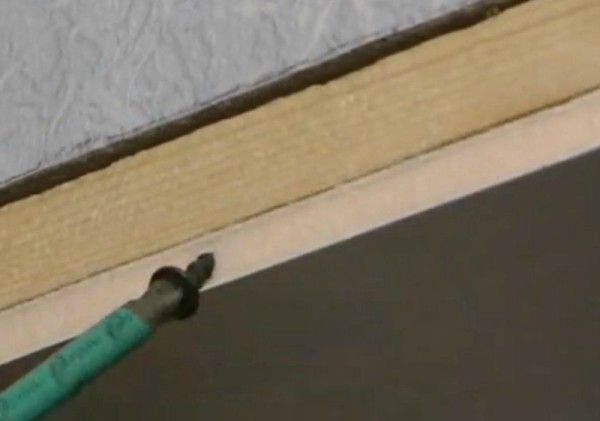 Fixation du panneau à la caisse