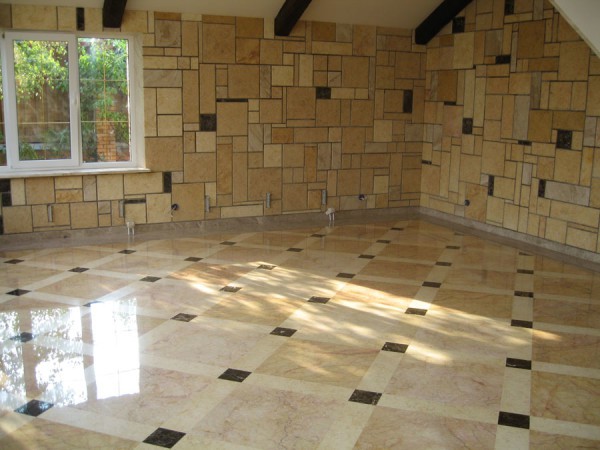 Décoration de chambre avec céramique sous une pierre Décoration de chambre avec céramique sous une pierre