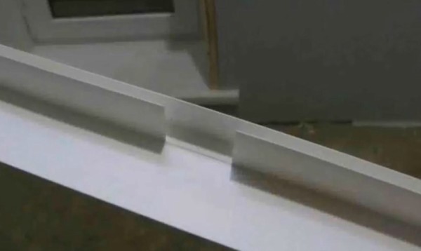 Dégagement du profil clypeus aux endroits de contact avec la vis autotaraudeuse