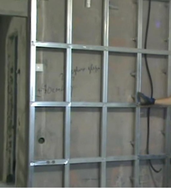 Nous utilisons des profils métalliques pour la fabrication du cadre Nous utilisons des profils métalliques pour la fabrication du cadre