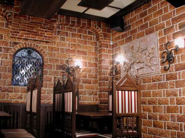 Carreaux de terre cuite dans les murs du restaurant