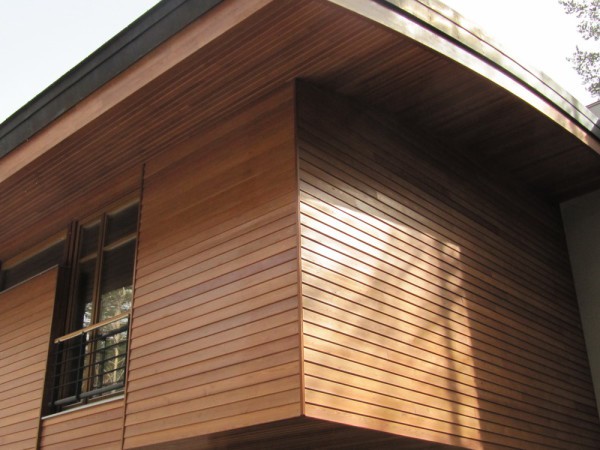 Face à la maison avec du bois: panneau de façade