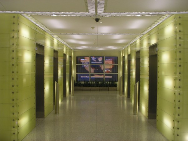 Face à la colonne avec des panneaux de verre Face à la colonne avec des panneaux de verre