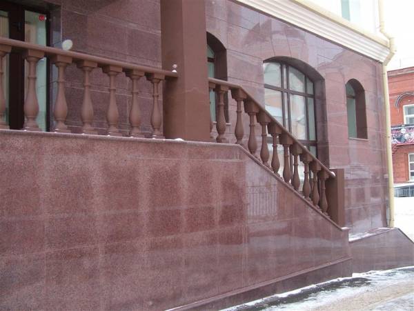 Face à la base avec des dalles de granit avec une teinte rouge Face à la base avec des dalles de granit avec une teinte rouge