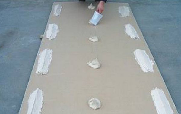 Application de colle pour plaques de plâtre Application de colle pour plaques de plâtre