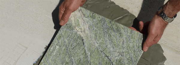 Installation d'une dalle de marbre à l'aide d'un mélange de béton Installation d'une dalle de marbre à l'aide d'un mélange de béton