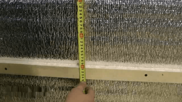 Nous faisons les mesures correctes de la distance de la caisse