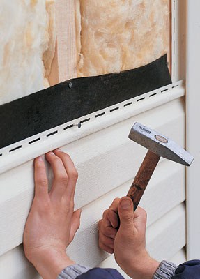 Le montage est perpendiculaire et dans un trou spécial Le montage est perpendiculaire et dans un trou spécial