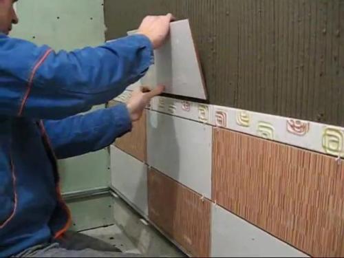 Appliquer la solution et fixer la tuile Appliquer la solution et fixer la tuile