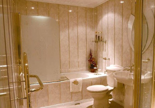 Face aux murs de la salle de bain avec des panneaux en plastique Face aux murs de la salle de bain avec des panneaux en plastique