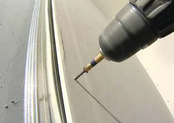 Le cadre de cloison sèche est monté sur le plafond principal ou le mur avec des chevilles. Il est fabriqué à partir de profilés métalliques spéciaux ou de poutres en bois. La fréquence des tours est réalisée à une distance de 40 cm les uns des autres. La feuille de placoplâtre est fixée au cadre à l'aide de vis autotaraudeuses avec un pas de 15 à 20 cm les unes des autres.