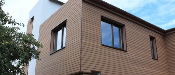 Façade finie avec panneaux en bois-polymère Façade finie avec panneaux en bois-polymère