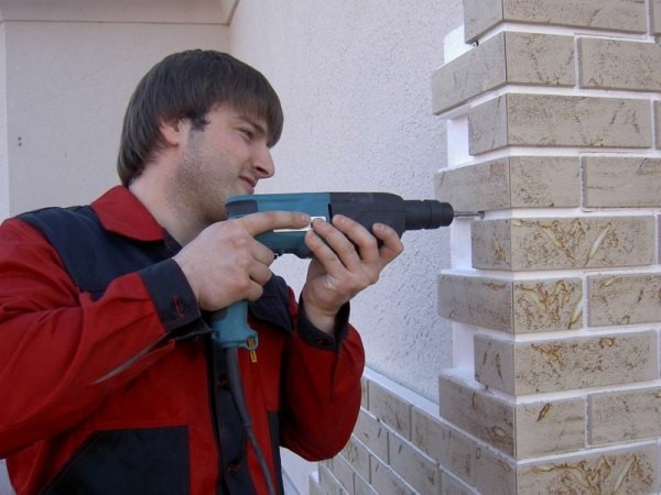 Les panneaux sont montés par rainure en peigne et fixés au cadre par des trous spéciaux dans les Les panneaux sont montés par rainure en peigne et fixés au cadre par des trous spéciaux dans les