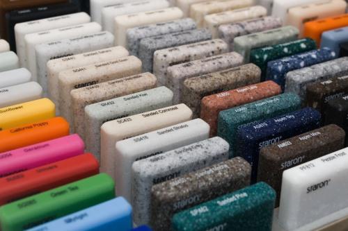 Sur la photo - seulement une petite partie des nuances inhérentes à la pierre artificielle Sur la photo - seulement une petite partie des nuances inhérentes à la pierre artificielle