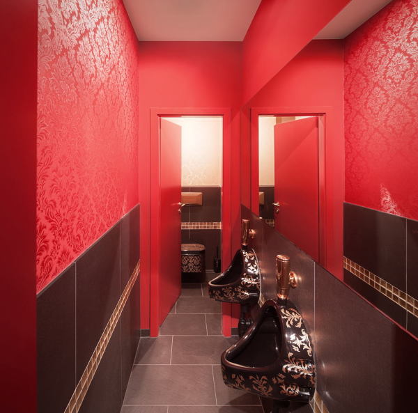 Revêtement mural dans les toilettes: carreaux de céramique et papier peint Revêtement mural dans les toilettes: carreaux de céramique et papier peint