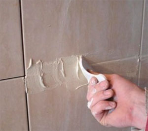 On ferme la couture avec une spatule en caoutchouc On ferme la couture avec une spatule en caoutchouc