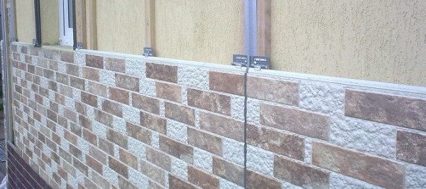 Photo des panneaux de façade en ciment pendant l'installation Photo des panneaux de façade en ciment pendant l'installation