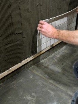 Le rail de guidage aide à maintenir le niveau de montage Le rail de guidage aide à maintenir le niveau de montage