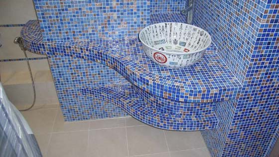 Les formes non standard sont plus faciles à plaquer non pas avec des carreaux ordinaires, mais avec des carreaux de mosaïque Les formes non standard sont plus faciles à plaquer non pas avec des carreaux ordinaires, mais avec des carreaux de mosaïque