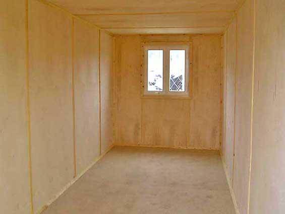 Photo d'une pièce entièrement finie en panneaux de fibres Photo d'une pièce entièrement finie en panneaux de fibres