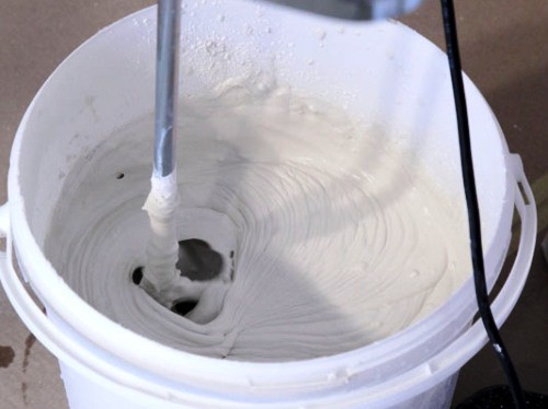 La consistance du mastic fini doit ressembler à de la crème sure épaisse La consistance du mastic fini doit ressembler à de la crème sure épaisse